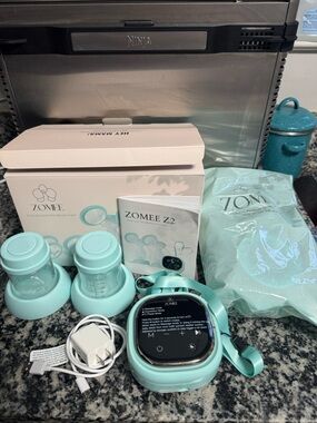 Zomee Z2 Electric Breast Pump in Mint travel bundle